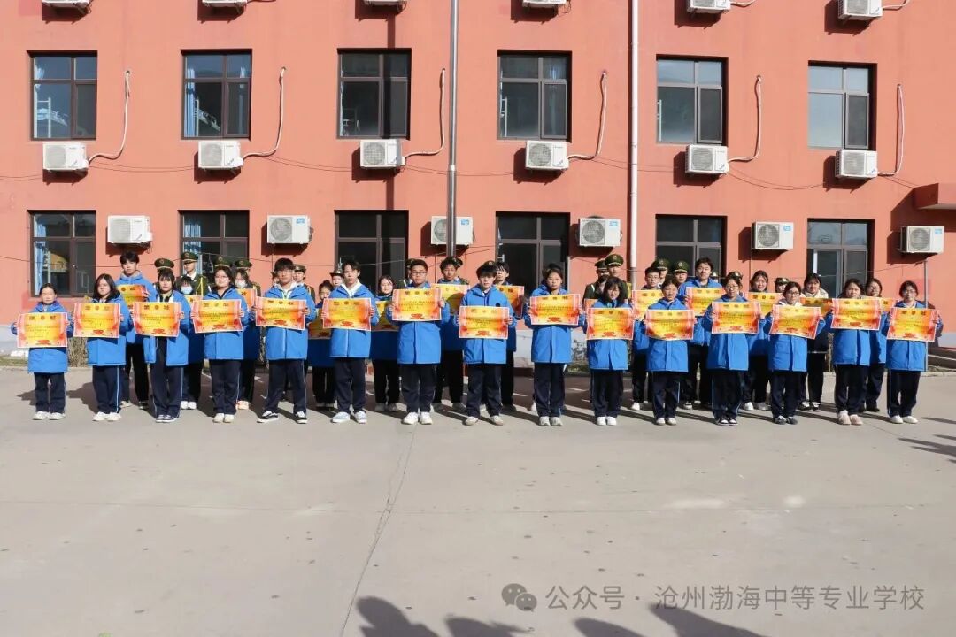 勤学笃行、热爱生活 | 渤海院校举行升旗仪式并表彰期中考试成绩优异班级及个人、为10月份“文明宿舍”和“文明班级”颁发流动红旗